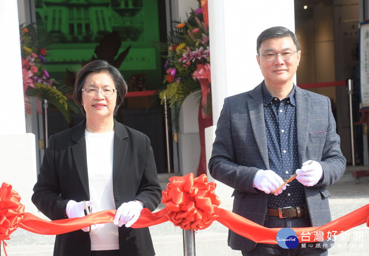 彰化縣長王惠美、鹿港鎮長許志宏等人與會剪綵並欣賞新春首展。圖／記者鄧富珍攝<br /><br /> <br /><br /> 