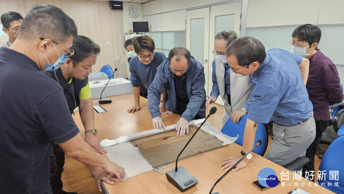 嘉義市古物審議委員現場檢視「慈濟宮如意振裕堂日治時期八家將圖」/嘉義市府提供