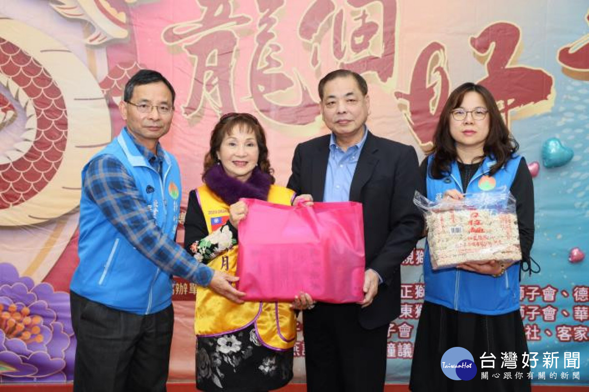 獅子會300A3區台北市親親獅子會會長陳月娥(左二)捐贈民生物資，副縣長陳見賢(左三)帶領教育局、社會處接收並送至孩童手中