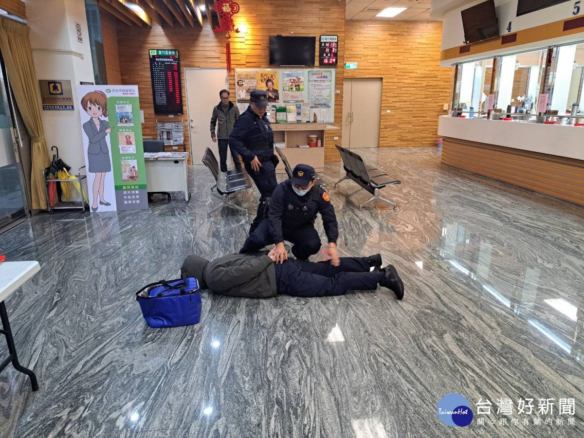 蘆竹分局在蘆竹區農會舉辦「113年重要節日安全維護工作暨蘆竹區農會信用部防搶演練」。
