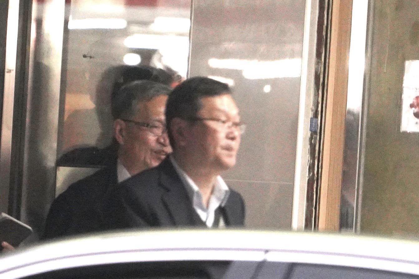 王鴻薇公布照片,指3日下午衛福部長薛瑞元(右二)、疾管署長莊人祥(右一)與民進黨總統候選人賴清德競選總幹事潘孟安等人見面。翻攝王鴻薇臉書