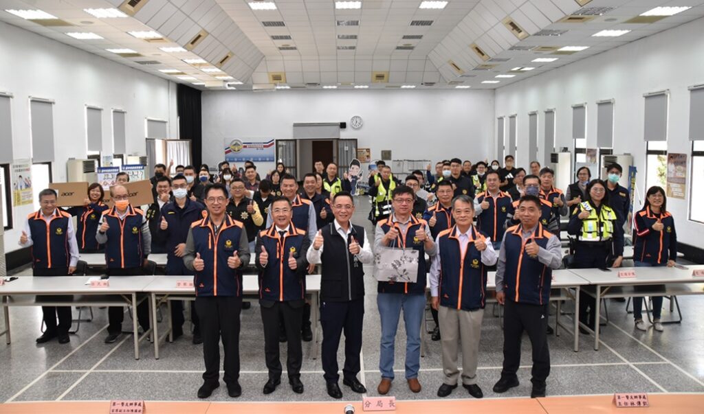 ▲圖說:警友會第一警友辦事處主任偕同熱心企業襄助警用設備大升級 (圖/台中市政府提供)