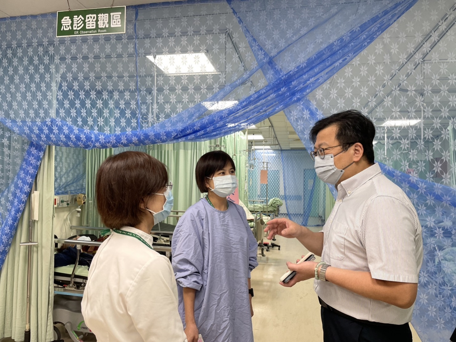 ▲台南市登革熱防疫總顧問許以霖走訪台南各醫療院所。(圖/台南市政府提供)