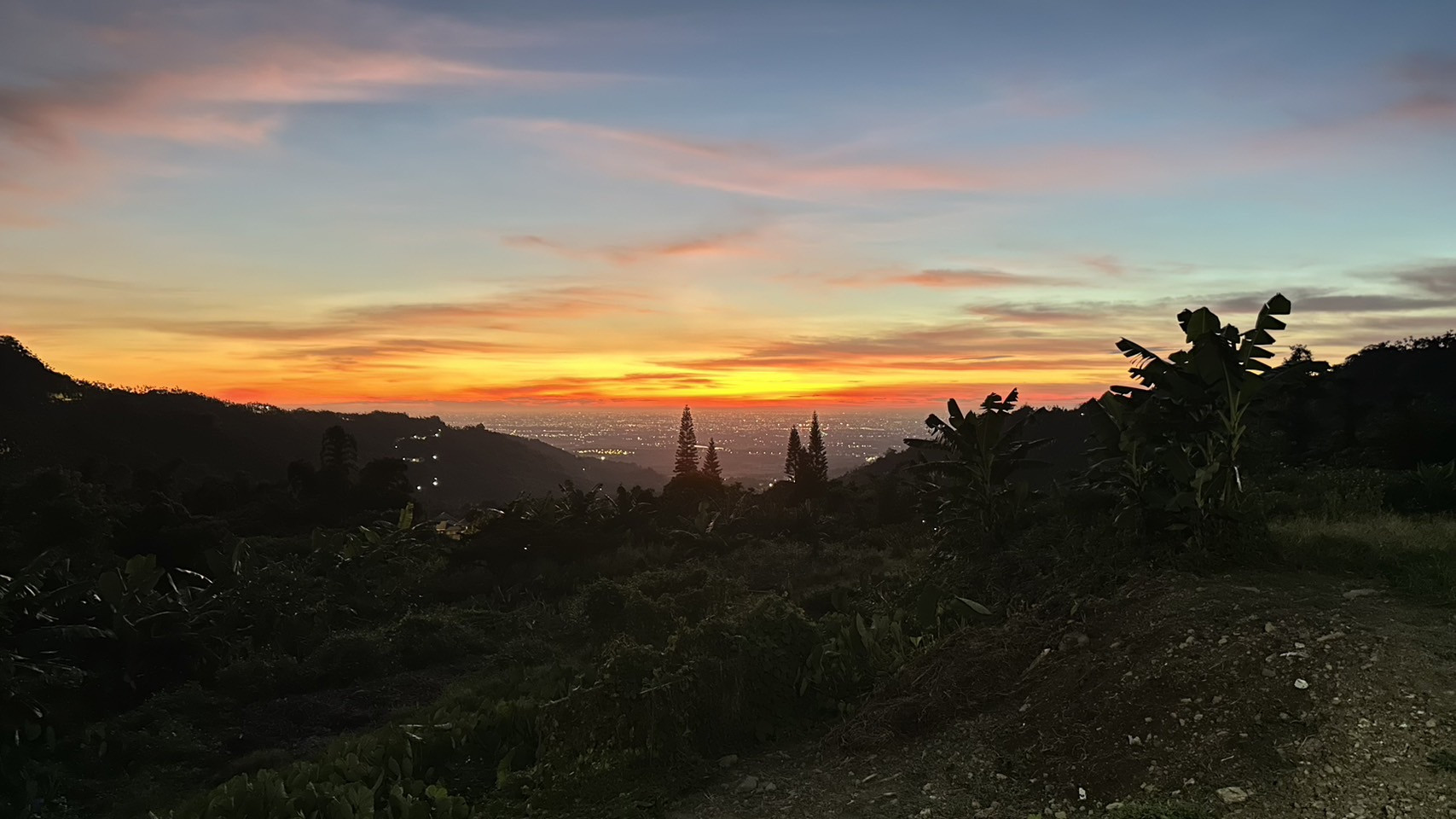 ▲雲林古坑華山夕陽西沉。