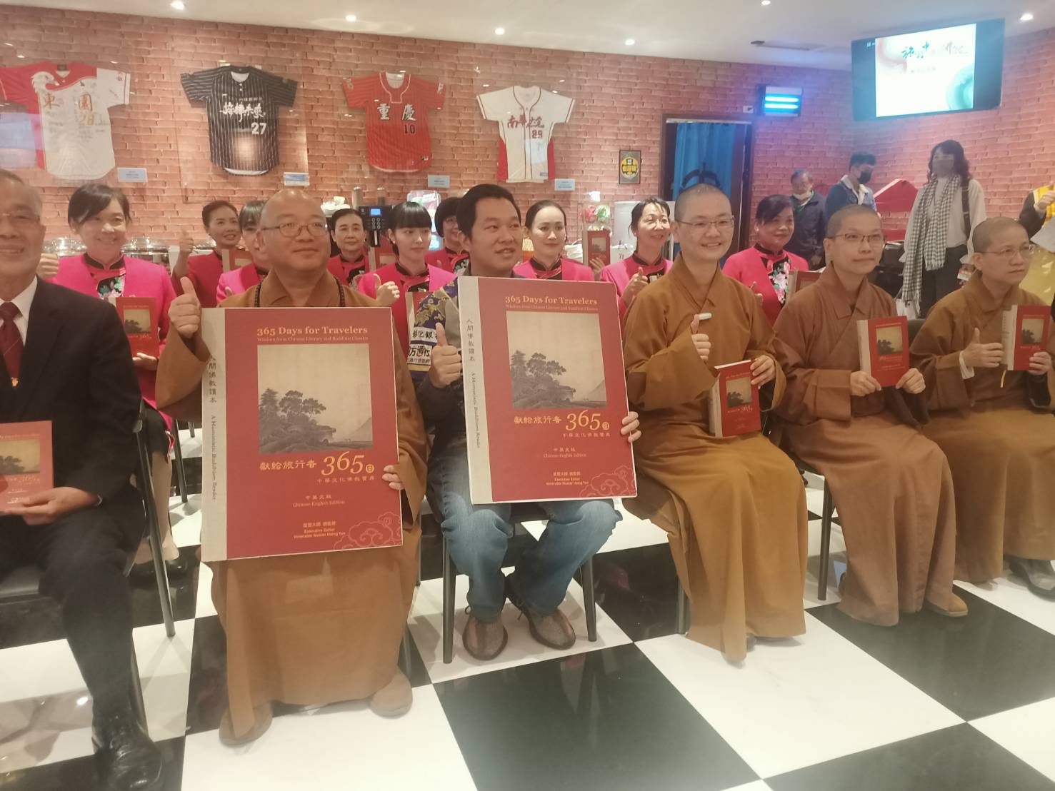 ▲ 佛光山住持心保和尚贈書樂逸文旅(圖由李堂安攝)