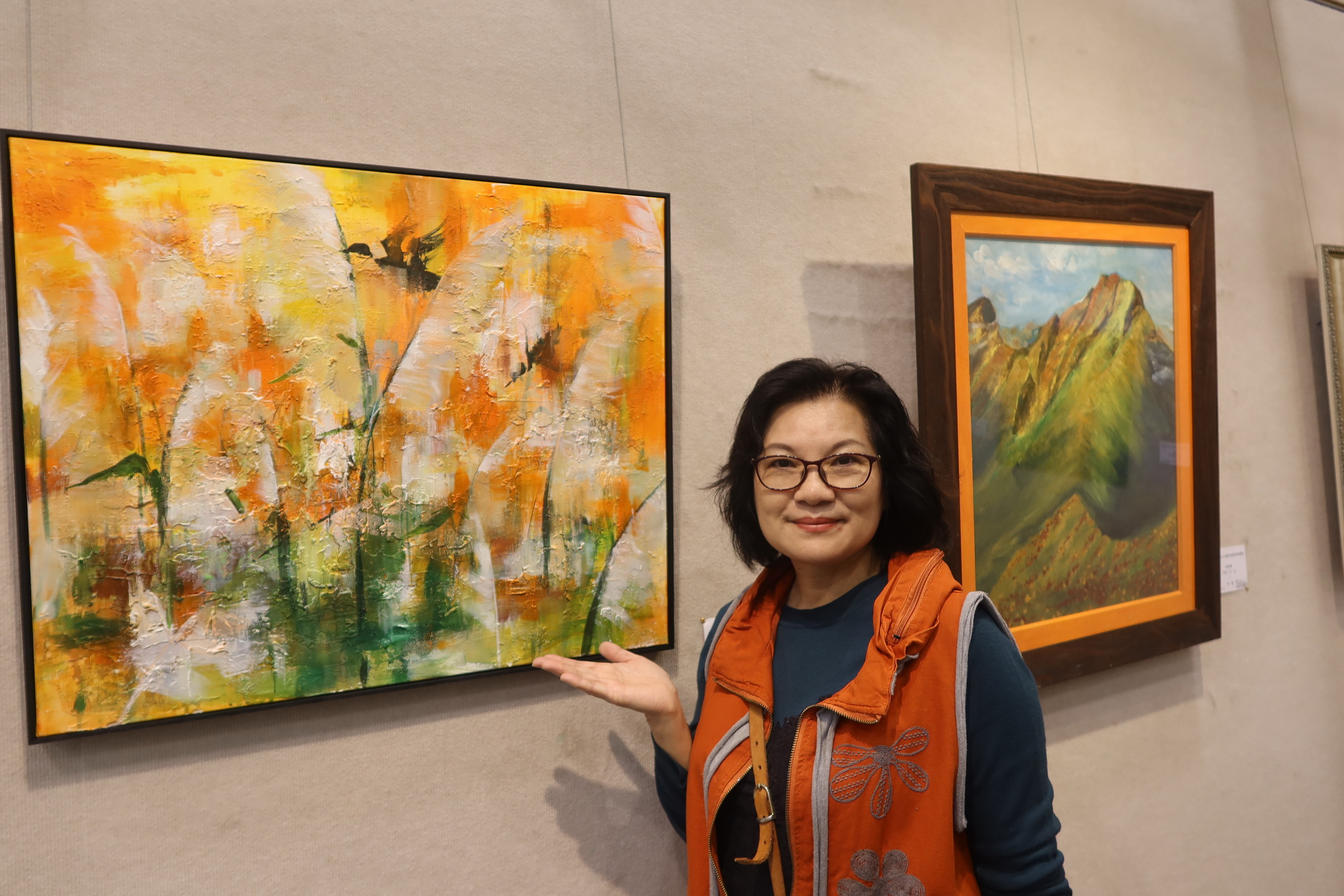 ▲太陽文化藝術協會在彰化藝術館舉辦聯展,25位會員作品從寫實到抽象,從傳統到現代,讓觀眾一次欣賞到眾多優秀藝術家的匠心之作。(記者張溎壕攝)