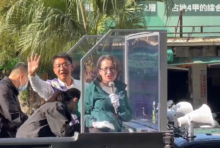 ▲ 許智傑陪同蕭美琴掃街 （競選總部提供）