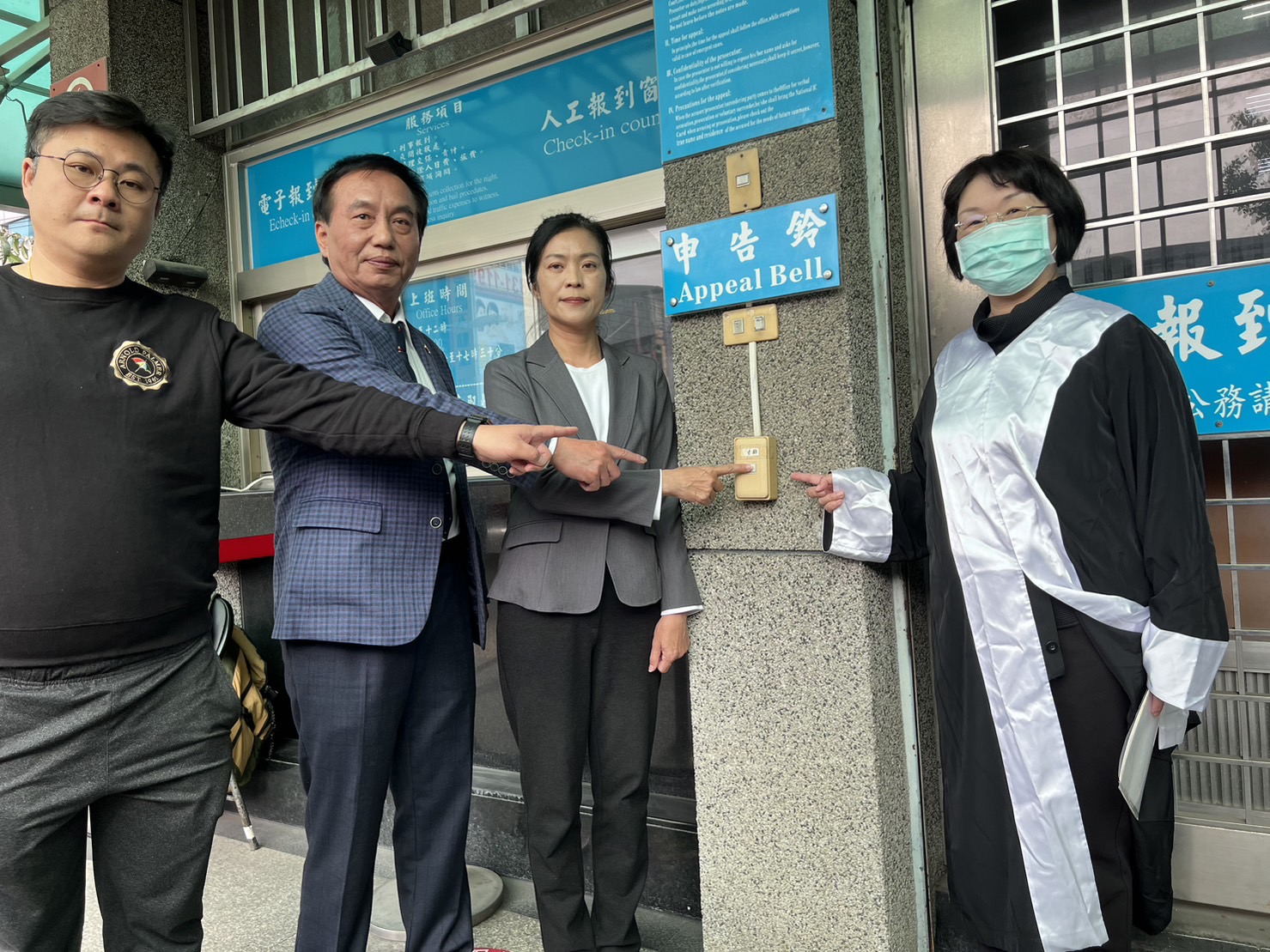 ▲彰化縣第一選區呈現「藍綠對決」局面,民進黨籍現任立委陳秀寶在縣黨部主委楊富鈞及律師等人陪同下,到彰化地檢署對阮厚爵提出意圖使人不當選告訴。(記者張溎壕攝)