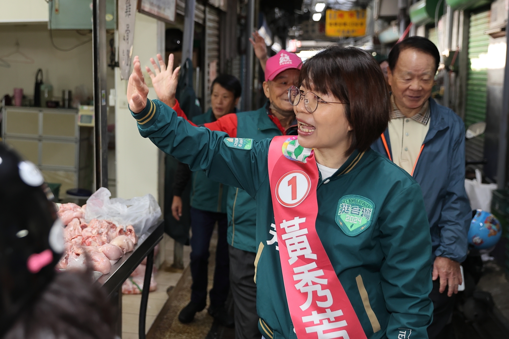 ▲選戰進入倒數11天,民進黨第二選區立委候選人黃秀芳率領團隊在東區路口展開拜票活動,隨後前往三民市場和民生市場進行掃街宣傳,預告明晚的造勢晚會。(黃秀芳競總提供)