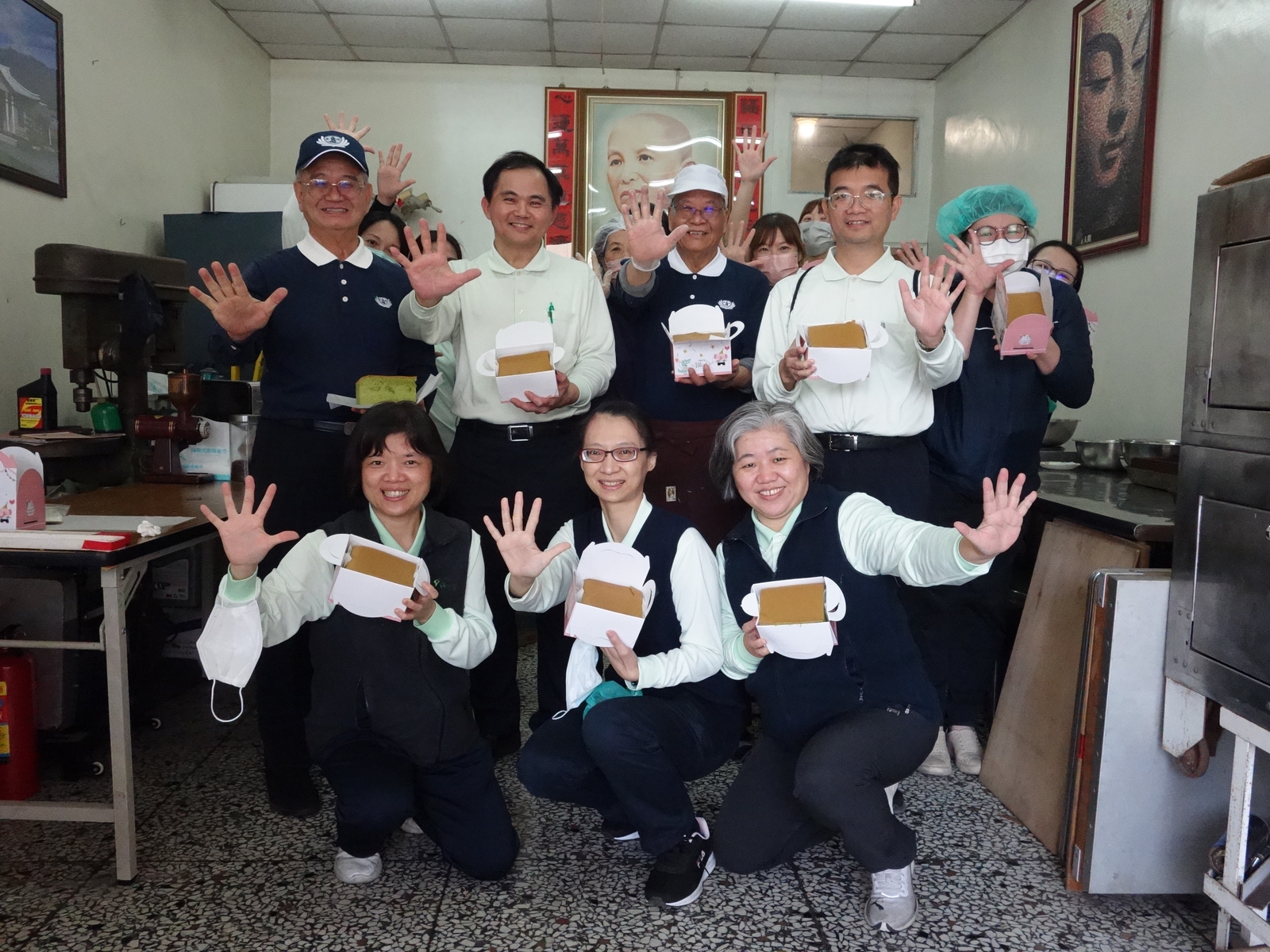 ▲斗六慈濟院慶前夕，斗六慈濟醫院院長簡瑞騰率同仁至彰化與師兄做院慶蛋糕。（斗六慈濟醫院提供）