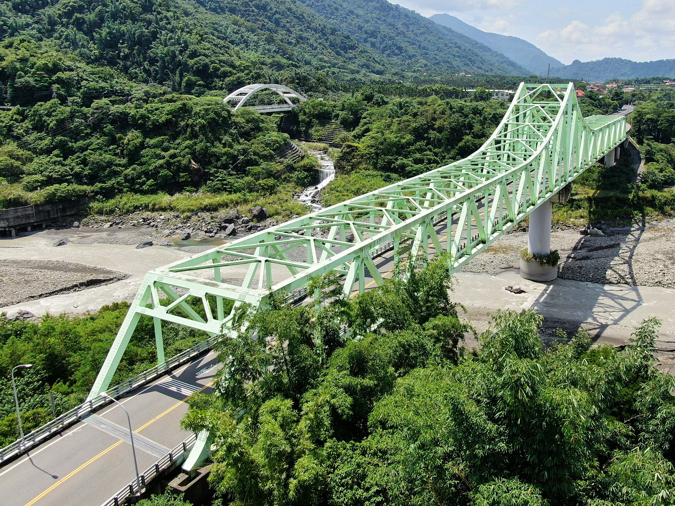 ▲莫拉克風災重創荖濃溪多座橋梁,中鋼重建「新發大橋」恢復當地災後兩岸交通。(圖/中鋼提供)