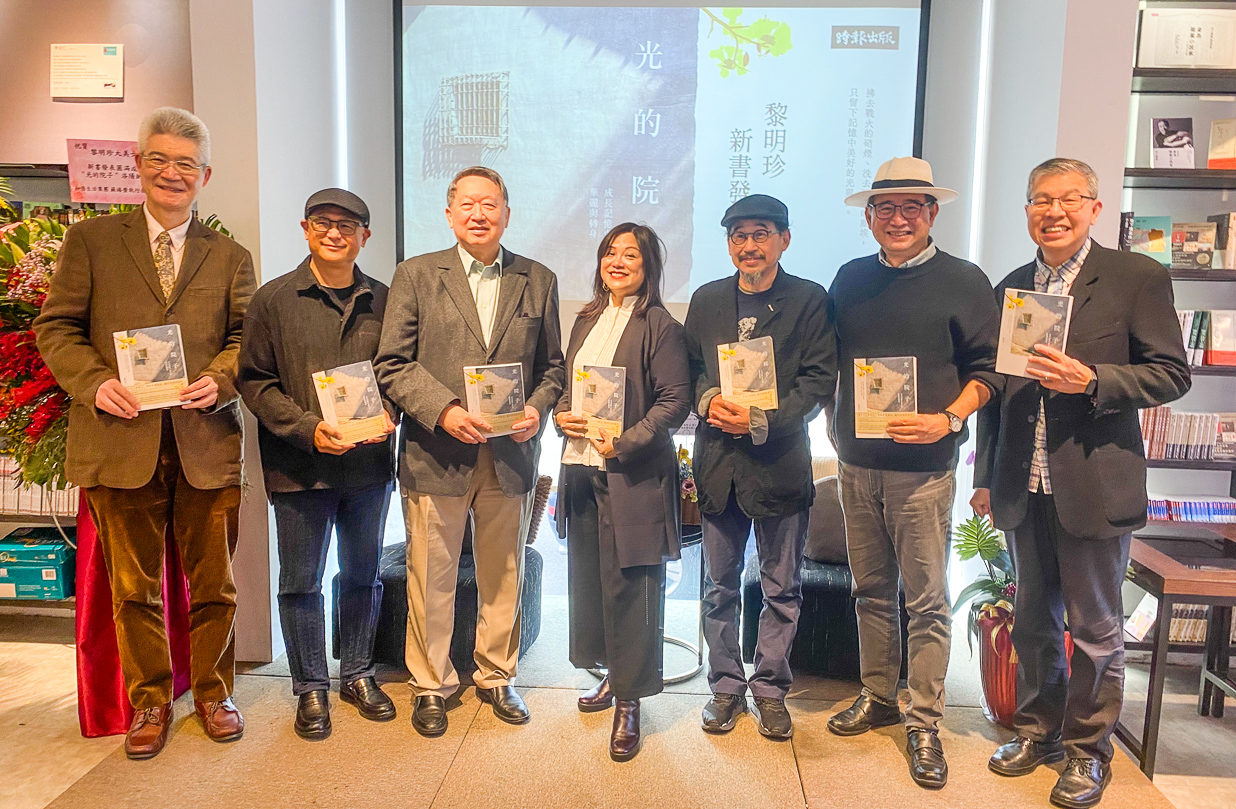 人稱「公關女王」的黎明珍（右三），今天出版新書《光的院子：成長記憶中眷村的華麗與轉身》，新書發表會許多重量級貴賓出席。（圖／黎明珍提供）