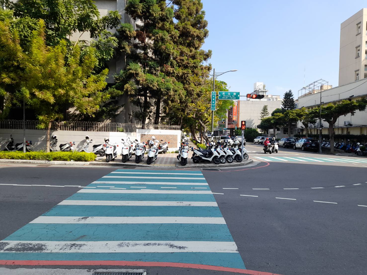 ▲彰化市鬧區彰女校外人行道被警用摩托車停好停滿!民眾質疑警察公然違法。(記者張溎壕攝)