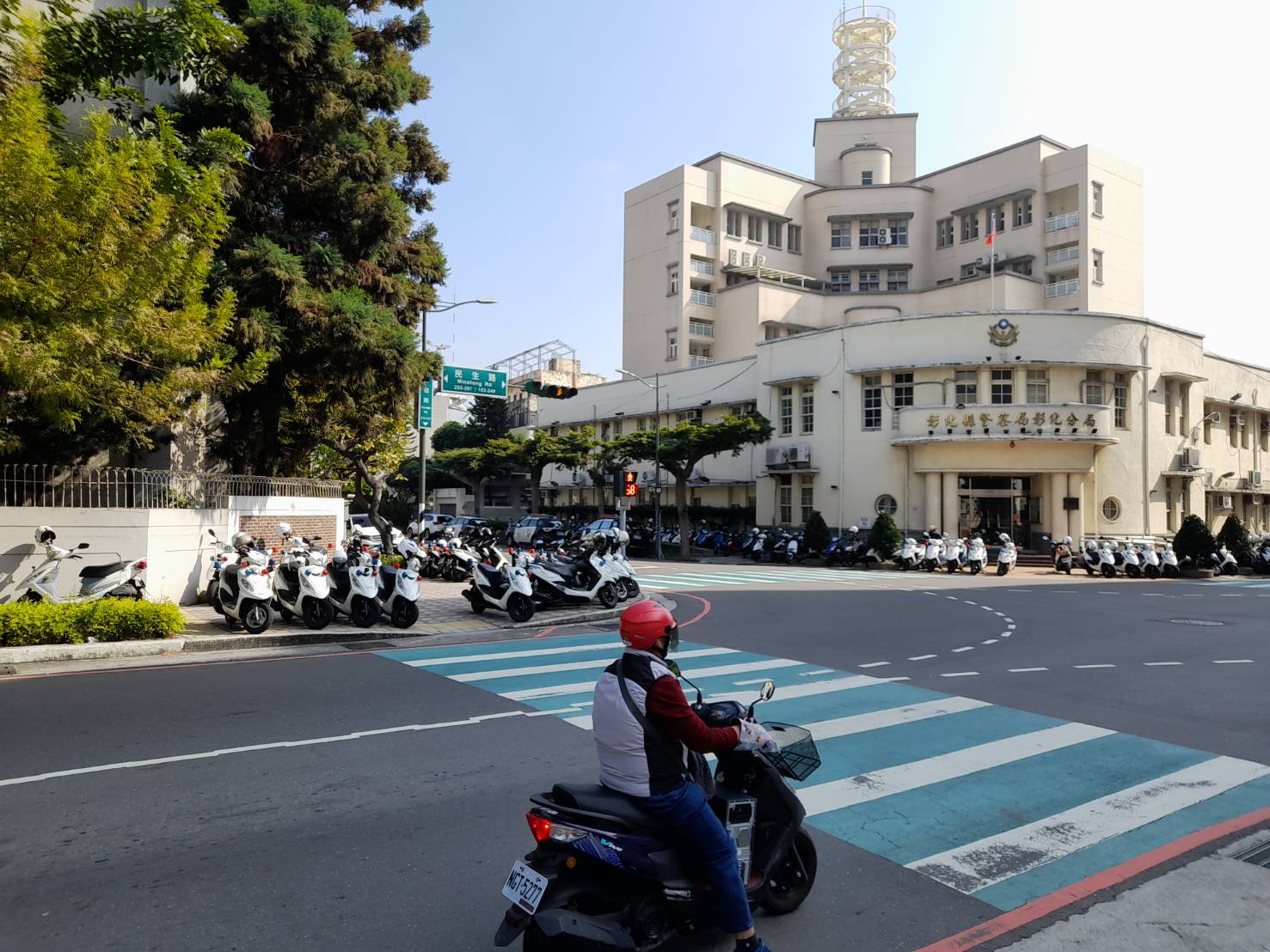 ▲彰化市鬧區彰女校外人行道被警用摩托車停好停滿！民眾質疑警察公然違法。（記者張溎壕攝）