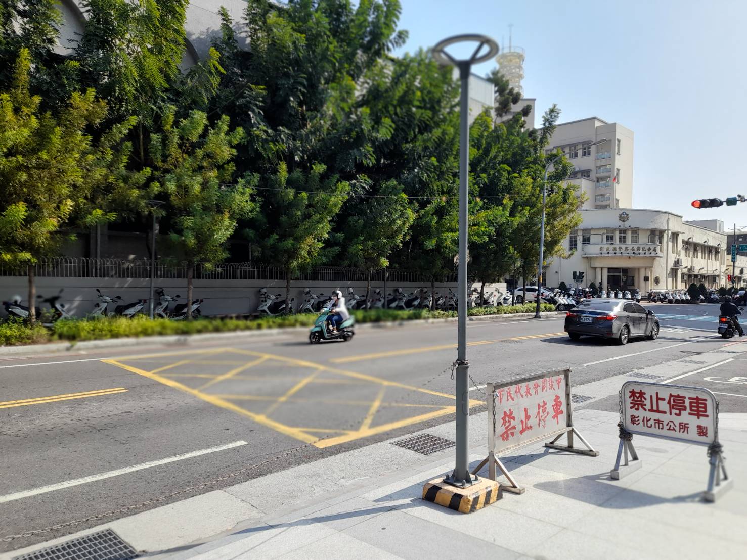 ▲彰化市鬧區彰女校外人行道被警用摩托車停好停滿！民眾質疑警察公然違法。（記者張溎壕攝）