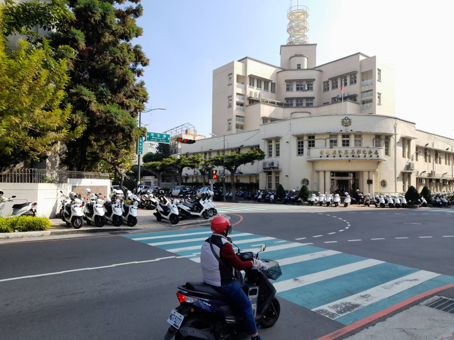▲彰化市鬧區彰女校外人行道被警用摩托車停好停滿！民眾質疑警察公然違法。（記者張溎壕攝）