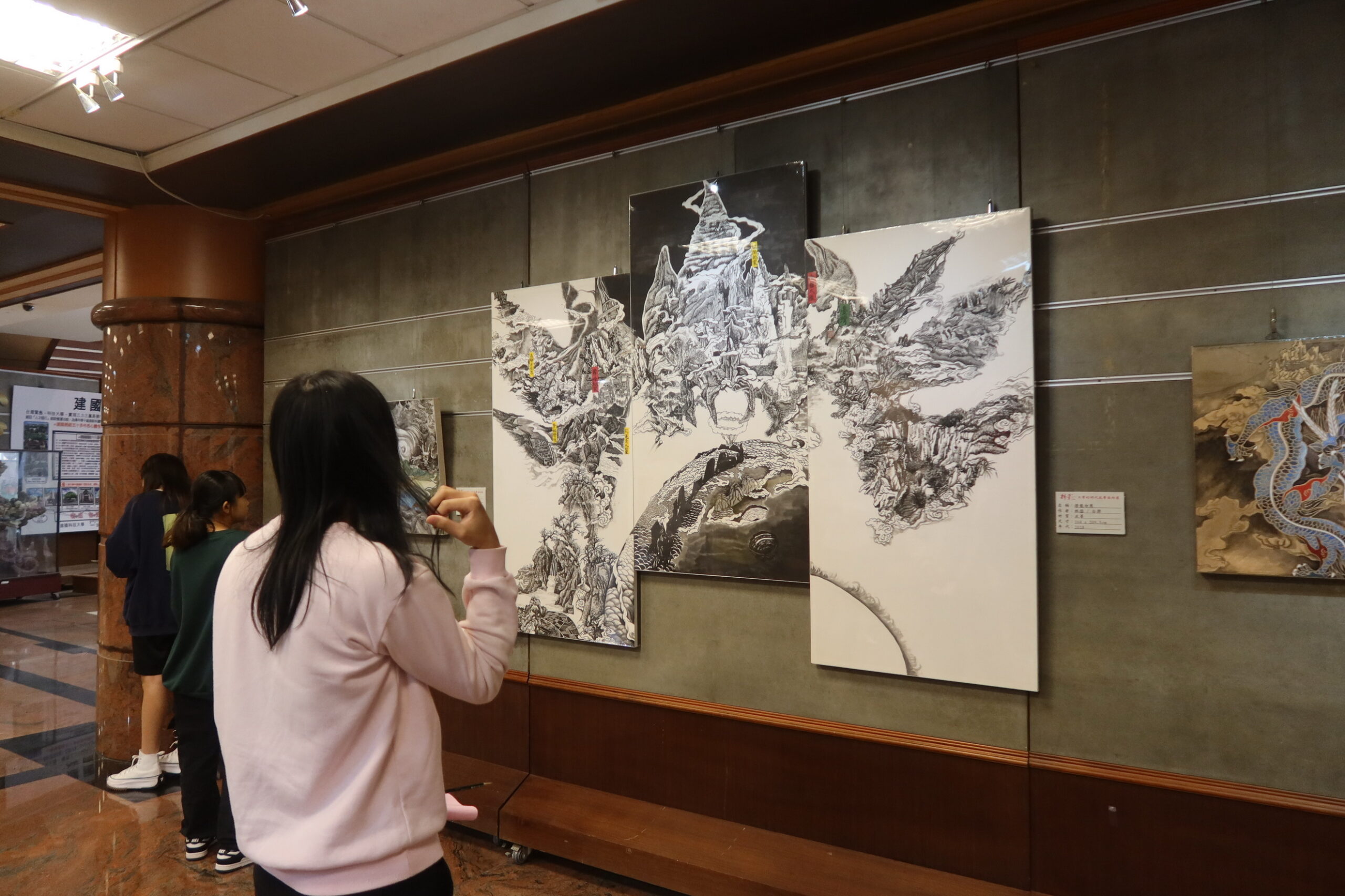 ▲建國科技大學美術館邀集來自在地與日本的7位新銳藝術家舉辦「精‧彩～工筆的時代風華面向展」聯展，此次展覽將呈現超過70件工筆畫作品。（記者張溎壕攝）