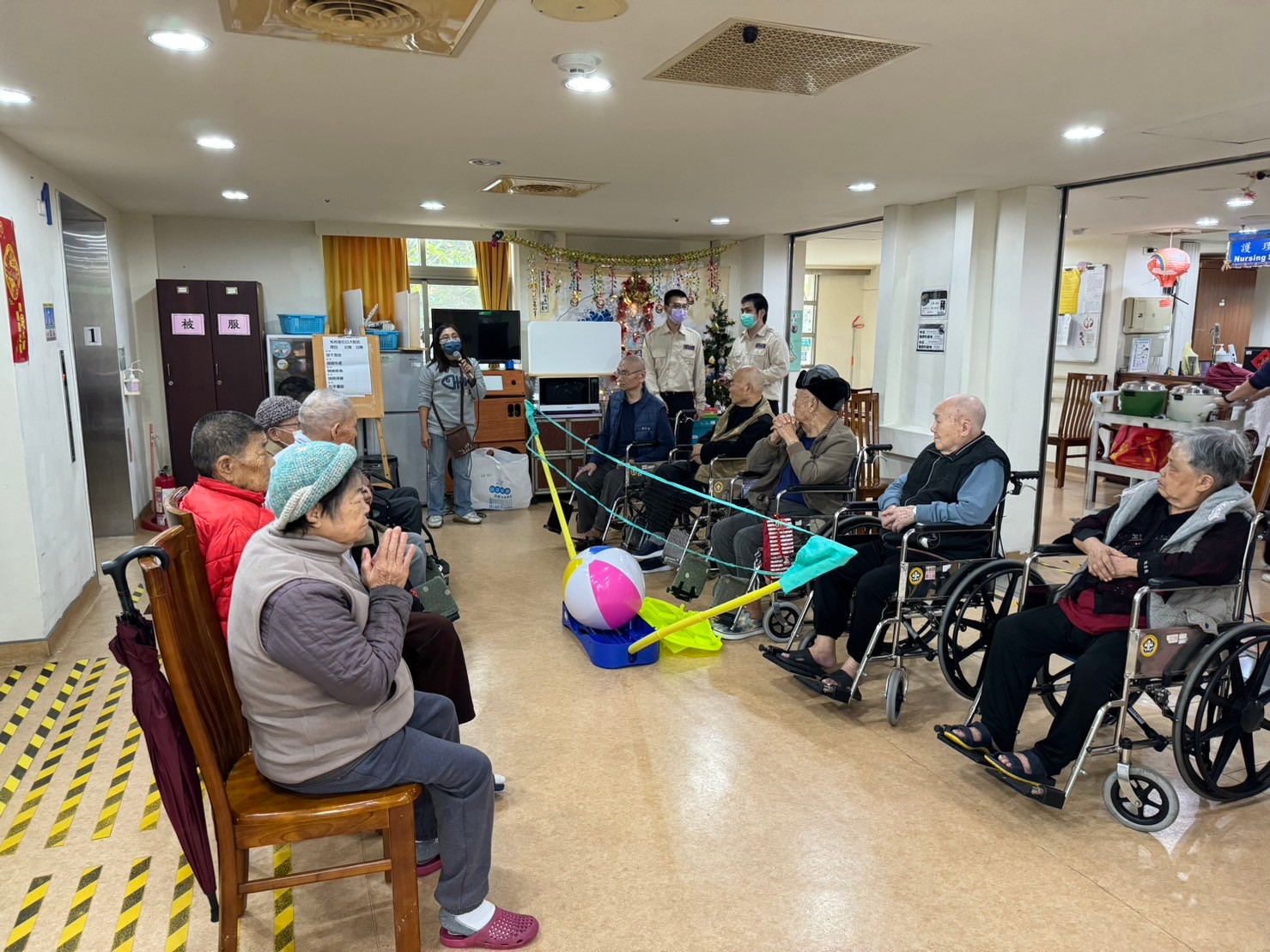 ▲彰化榮家舉辦養護堂住民紅白跨年PK大賽,每一項活動都設計有助於提升參與者的身體和腦力活動。(記者張溎壕攝)