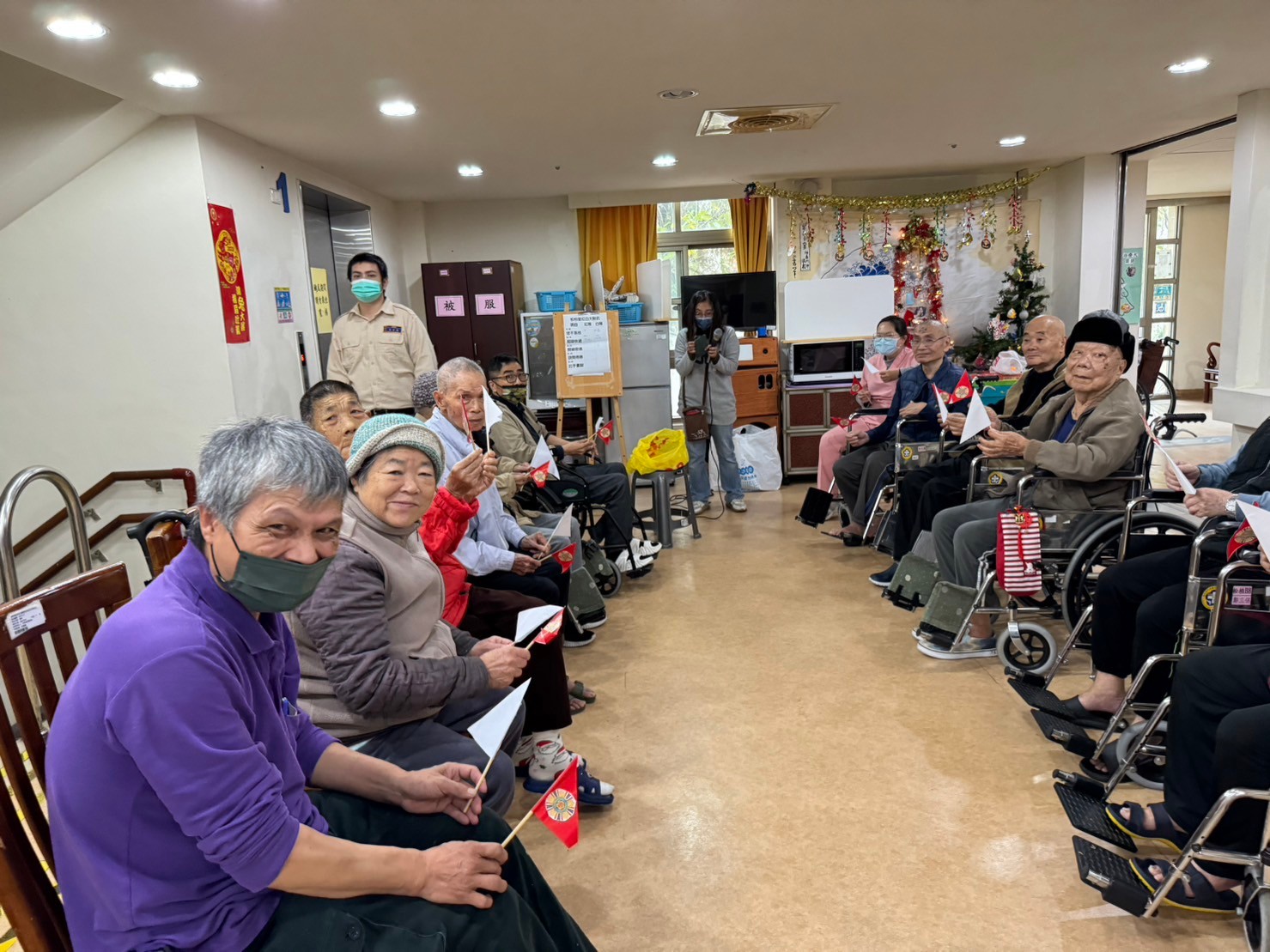 ▲彰化榮家舉辦養護堂住民紅白跨年PK大賽，每一項活動都設計有助於提升參與者的身體和腦力活動。（記者張溎壕攝）
