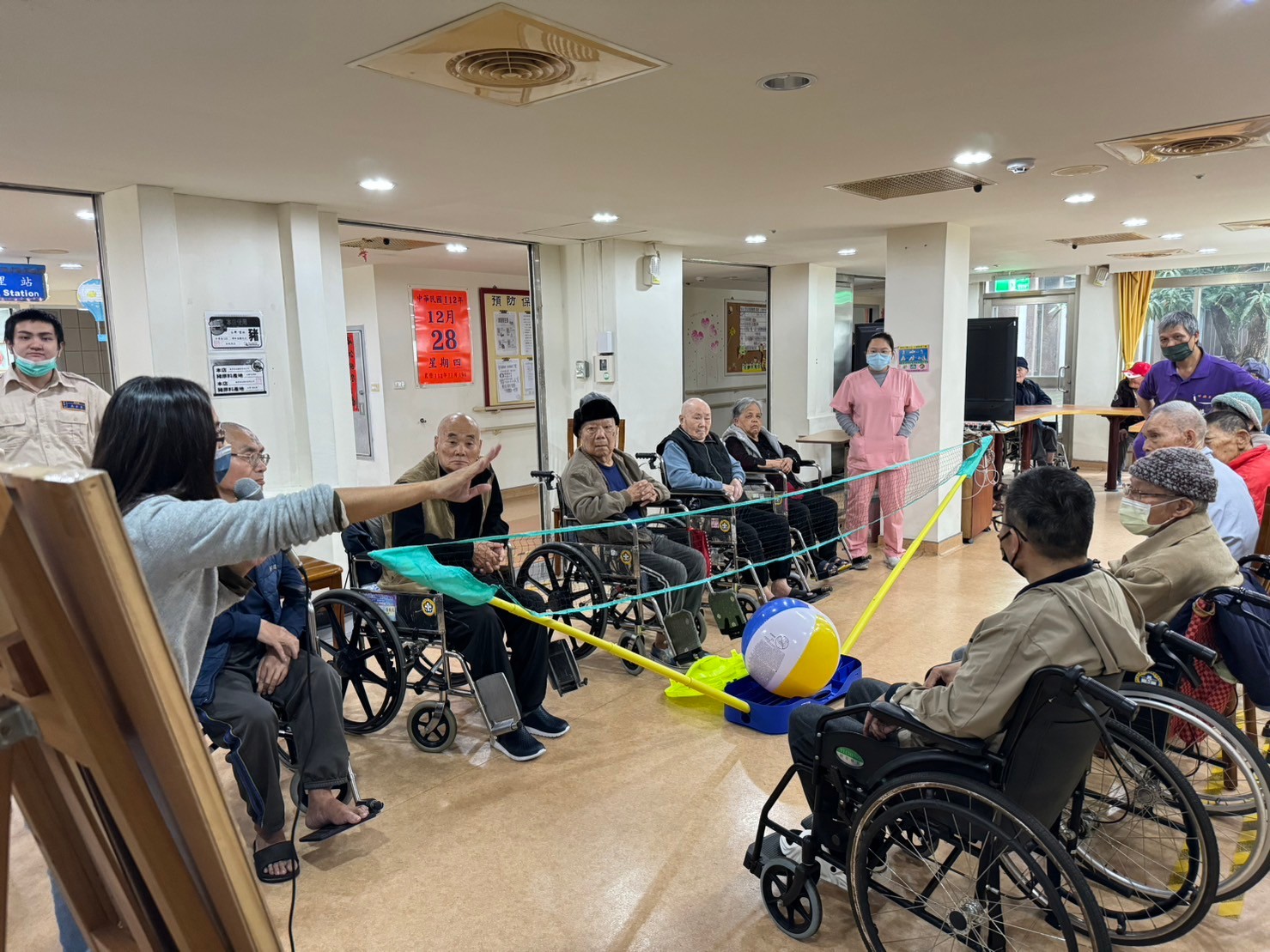 ▲彰化榮家舉辦養護堂住民紅白跨年PK大賽，每一項活動都設計有助於提升參與者的身體和腦力活動。（記者張溎壕攝）