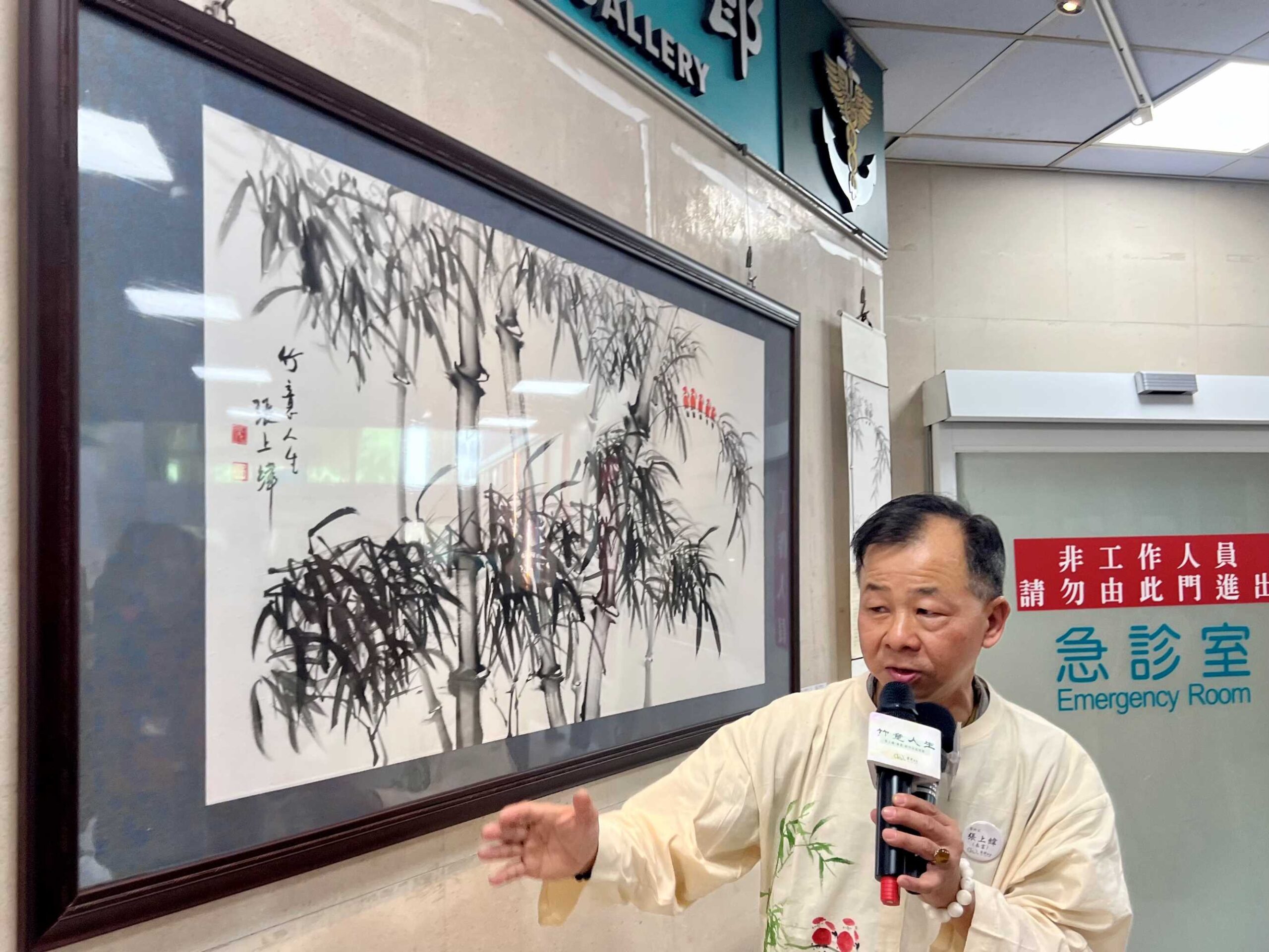 ▲張上緯導覽「竹意人生-張上緯(春富)創作巡迴個展」。（記者程啟峰攝）
