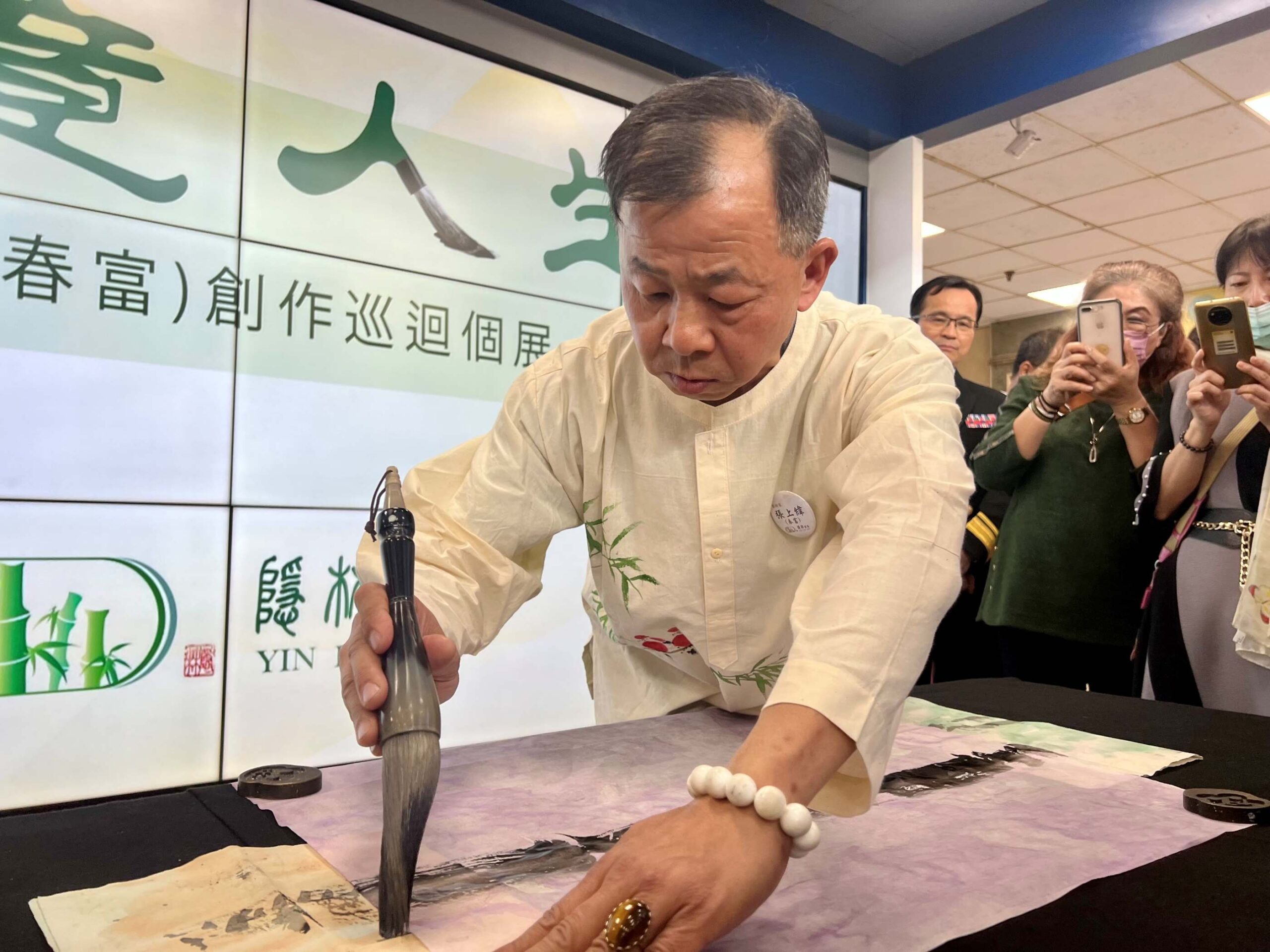 ▲張上緯現場揮毫。（記者程啟峰攝）