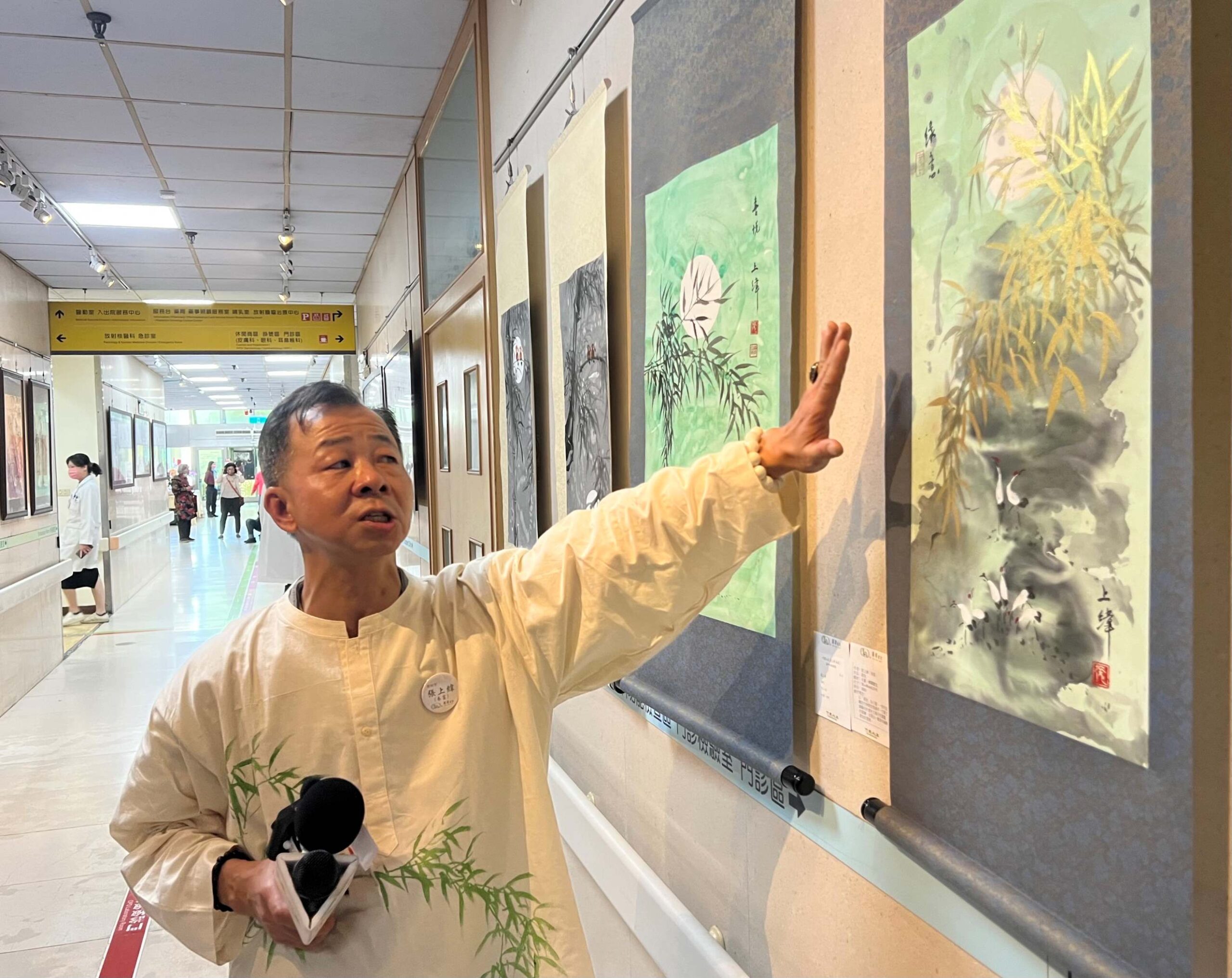 ▲張上緯導覽「竹意人生-張上緯(春富)創作巡迴個展」。（記者程啟峰攝）