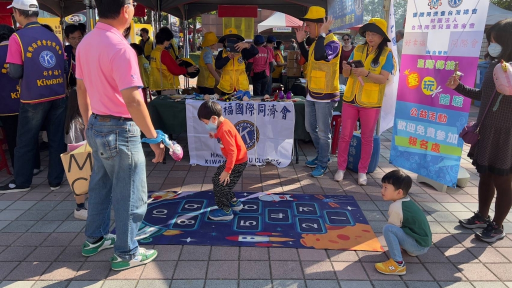▲小朋友開心體驗跳房子。（高雄市政府觀光局提供）