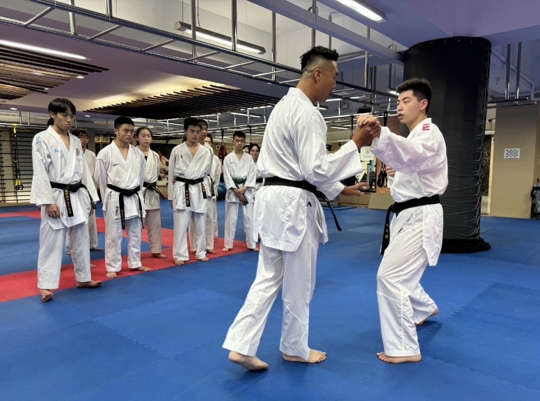 ▲兩校選手屬於不同流派，透過模擬比賽，可以讓選手增加對戰經驗。（高雄市政府教育局提供）