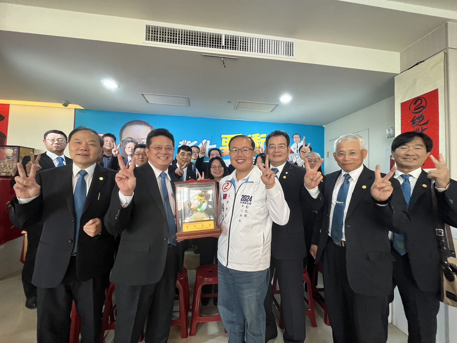 ▲全國醫療器材公會聯合會代表在理事長陳堯濱的率領下，到彰化立委二選區楊曜聰的競選總部，表達對楊曜聰的全力支持，力挺他進入國會。（楊曜聰競選總部提供）