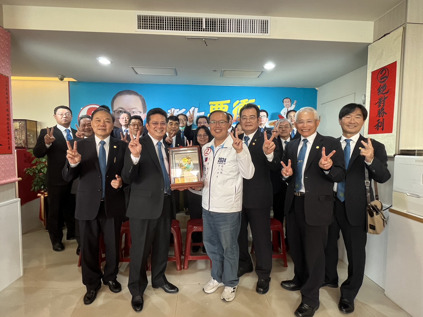 ▲全國醫療器材公會聯合會代表在理事長陳堯濱的率領下，到彰化立委二選區楊曜聰的競選總部，表達對楊曜聰的全力支持，力挺他進入國會。（楊曜聰競選總部提供）