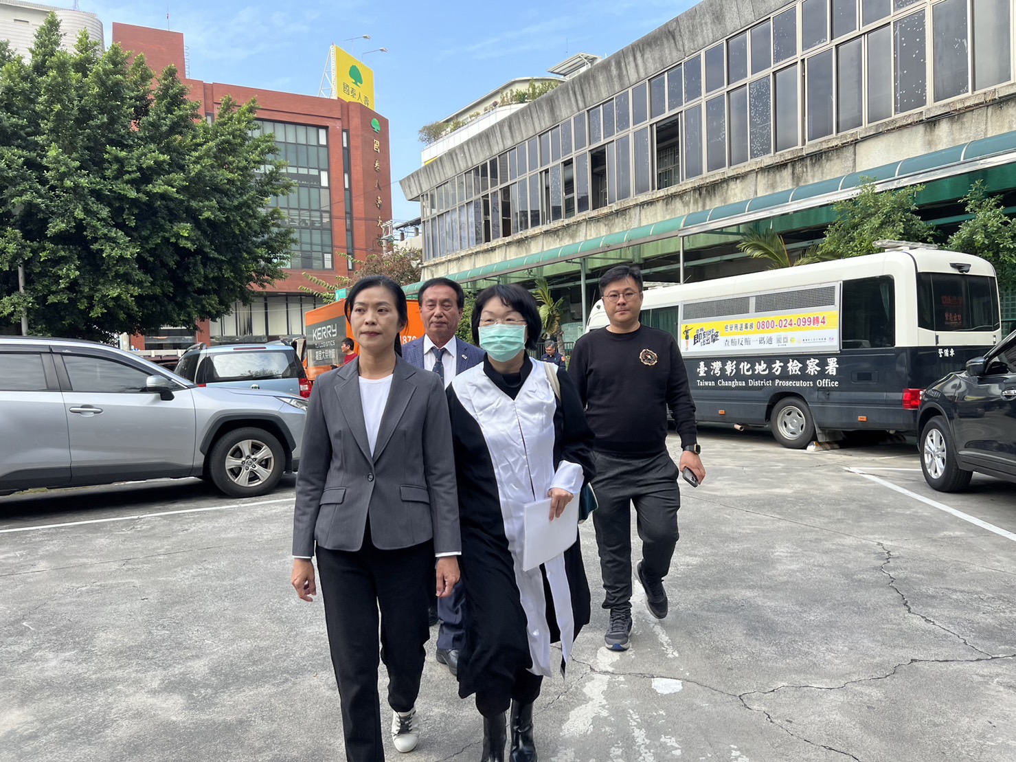 ▲彰化縣第一選區呈現「藍綠對決」局面，民進黨籍現任立委陳秀寶在縣黨部主委楊富鈞及律師等人陪同下，到彰化地檢署對阮厚爵提出意圖使人不當選告訴。（記者張溎壕攝）
