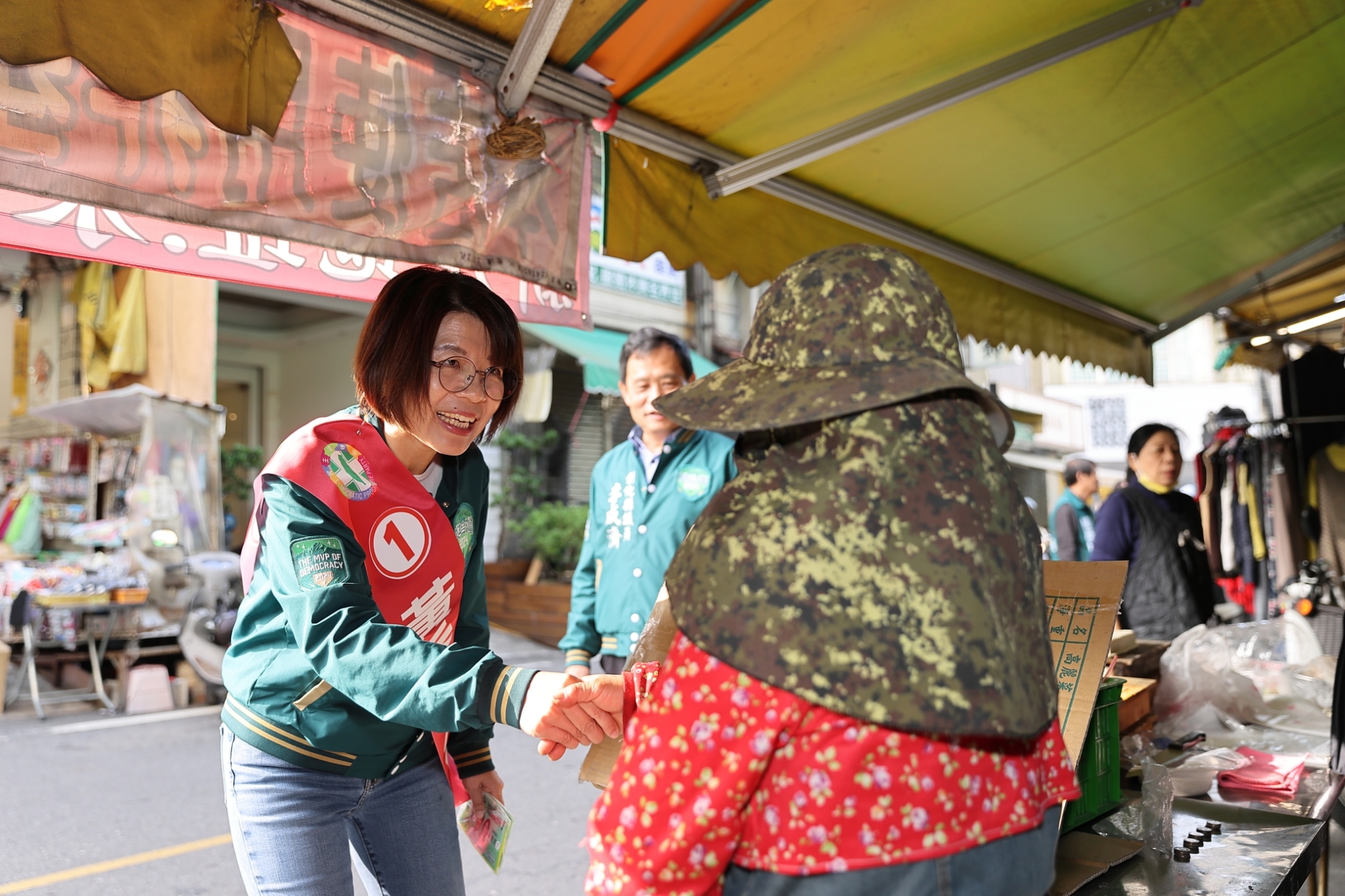 ▲選戰進入倒數11天，民進黨第二選區立委候選人黃秀芳率領團隊在東區路口展開拜票活動，隨後前往三民市場和民生市場進行掃街宣傳，預告明晚的造勢晚會。（黃秀芳競總提供）