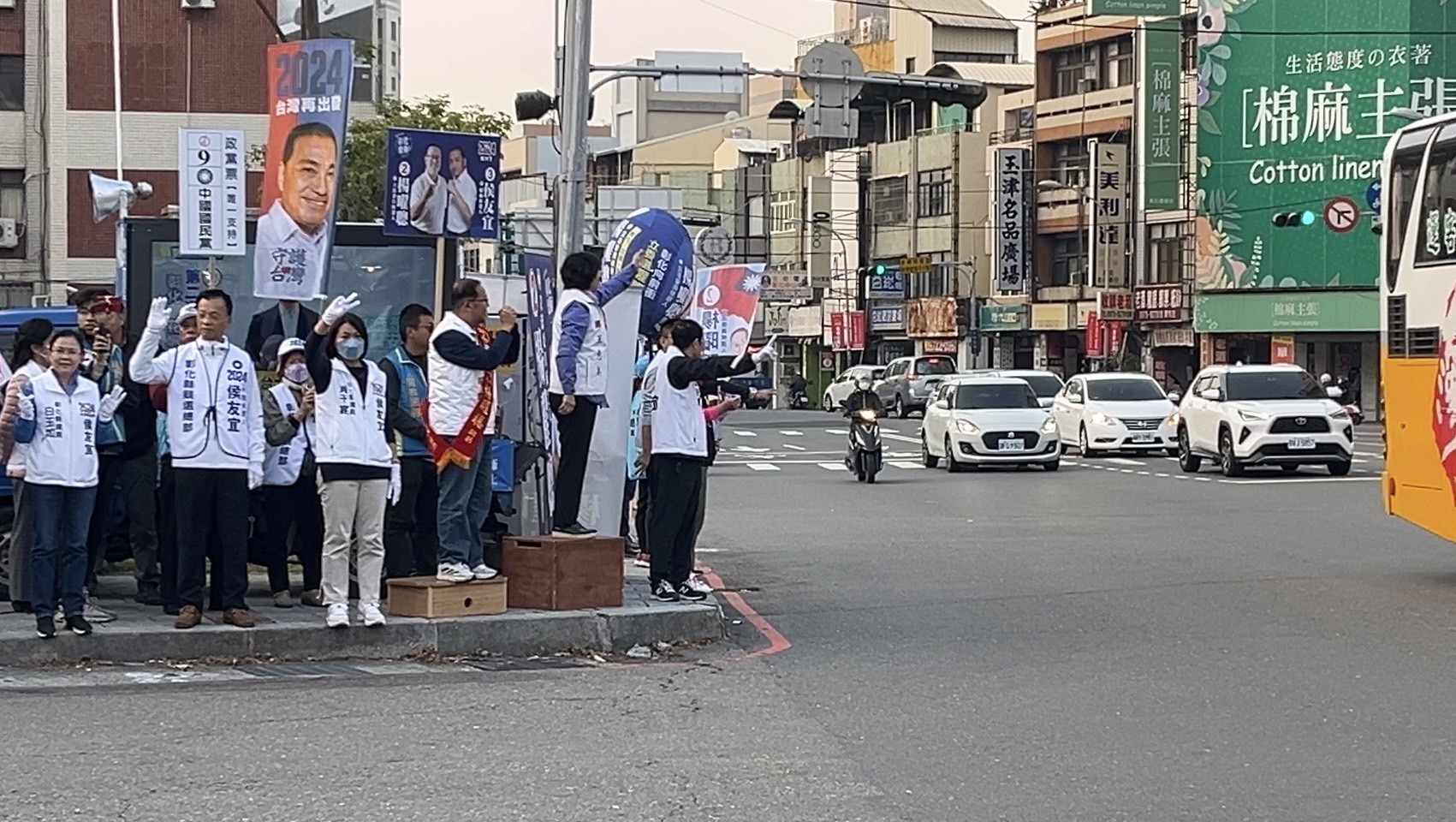 ▲國民黨舉行全台同步大串連路口拜票活動，彰化第二選區立委候選人楊曜聰與縣長王惠美連袂站在彰化市中山路八卦山牌樓路口，向過往人車揮手拜票。（楊曜聰競總提供）
