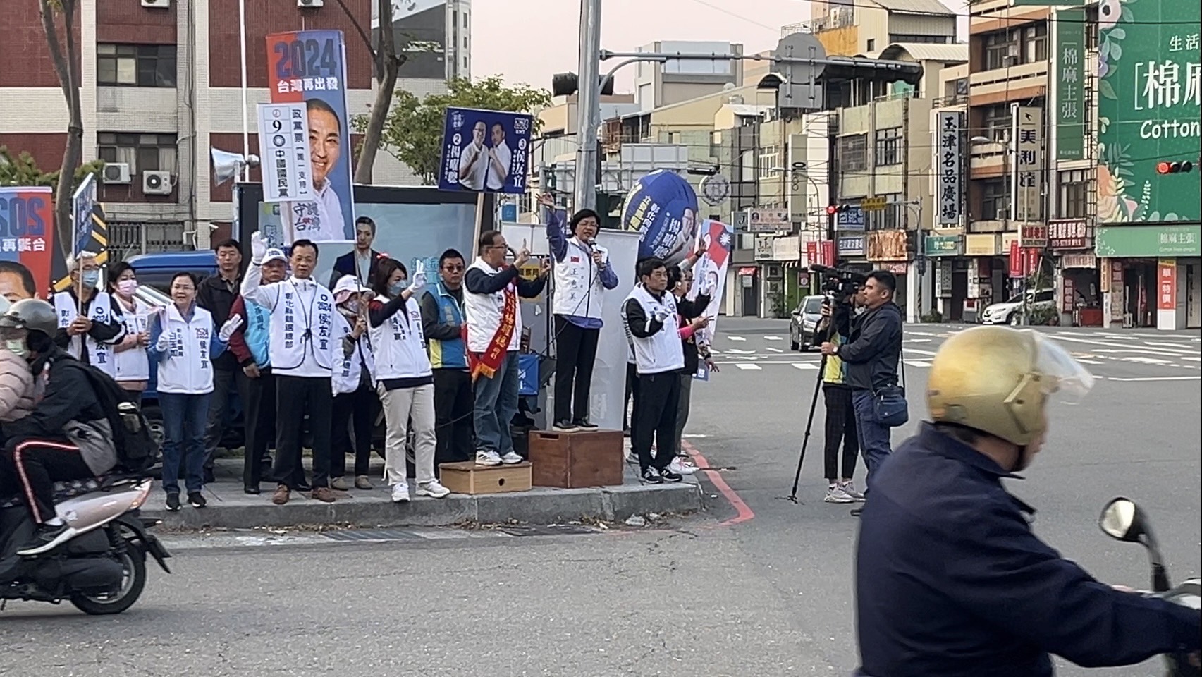 ▲國民黨舉行全台同步大串連路口拜票活動，彰化第二選區立委候選人楊曜聰與縣長王惠美連袂站在彰化市中山路八卦山牌樓路口，向過往人車揮手拜票。（楊曜聰競總提供）
