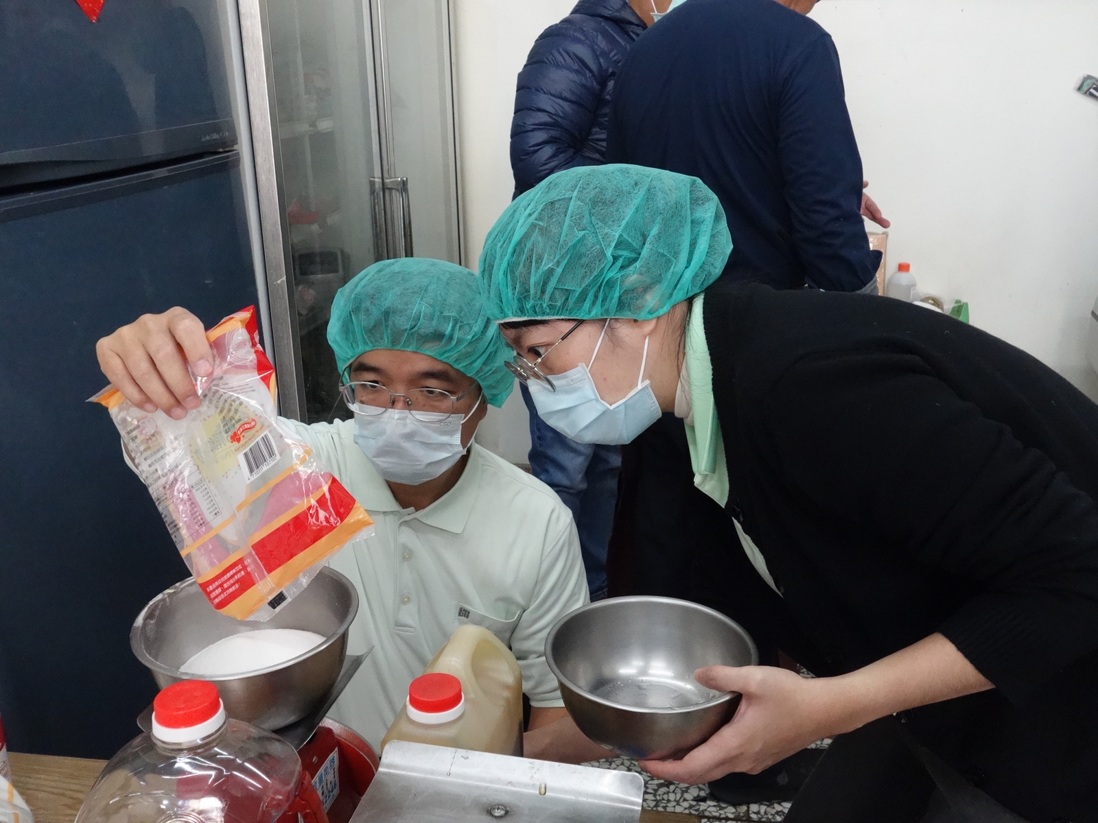 ▲斗六慈濟院慶前夕，斗六慈濟醫院院長簡瑞騰率同仁至彰化與師兄做院慶蛋糕。（斗六慈濟醫院提供）