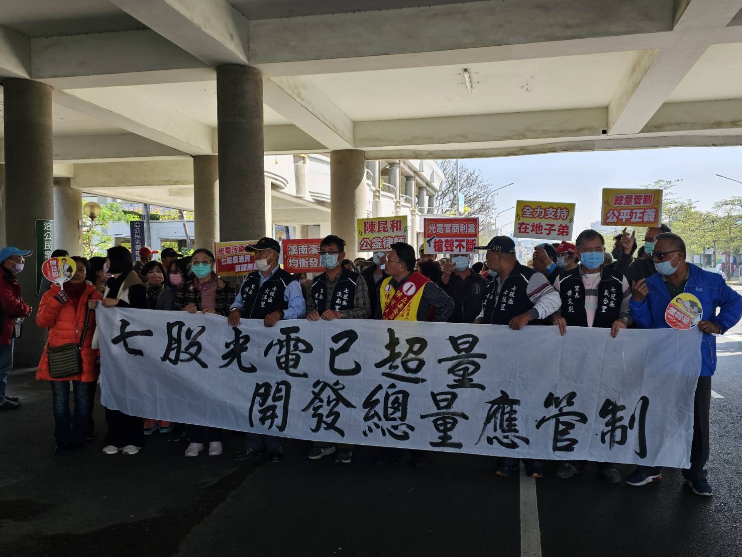 ▲七股區里長聯誼會與七股區居民自救會今至市府永華行政中心遞交陳情書。劉榮輝攝