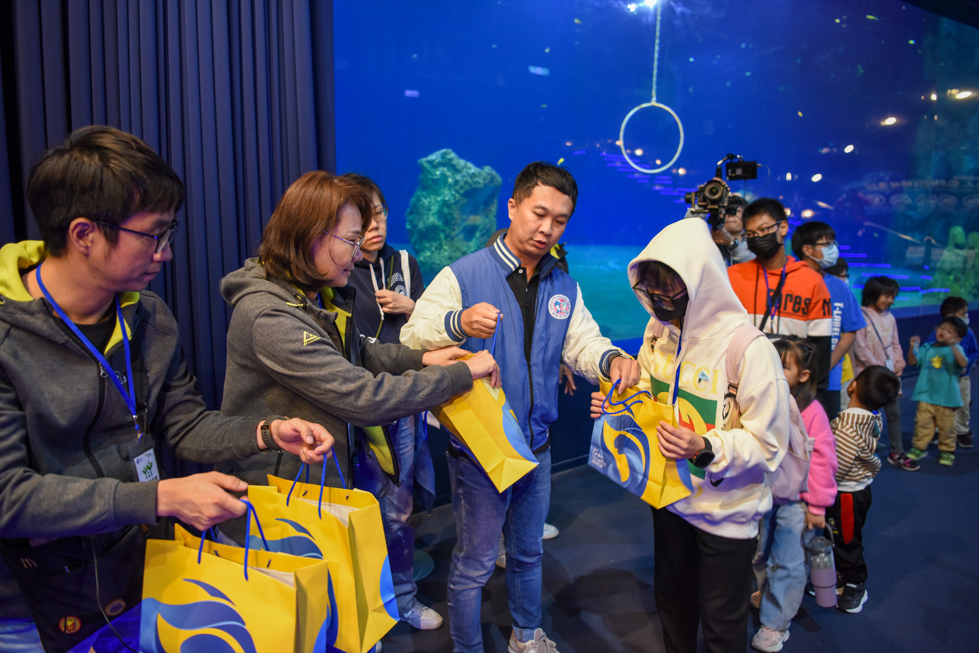 ▲遠雄海洋公園行銷總監鄧淳仁為孩子們送上禮物。(圖/創新聞記者陳光蘊翻攝)