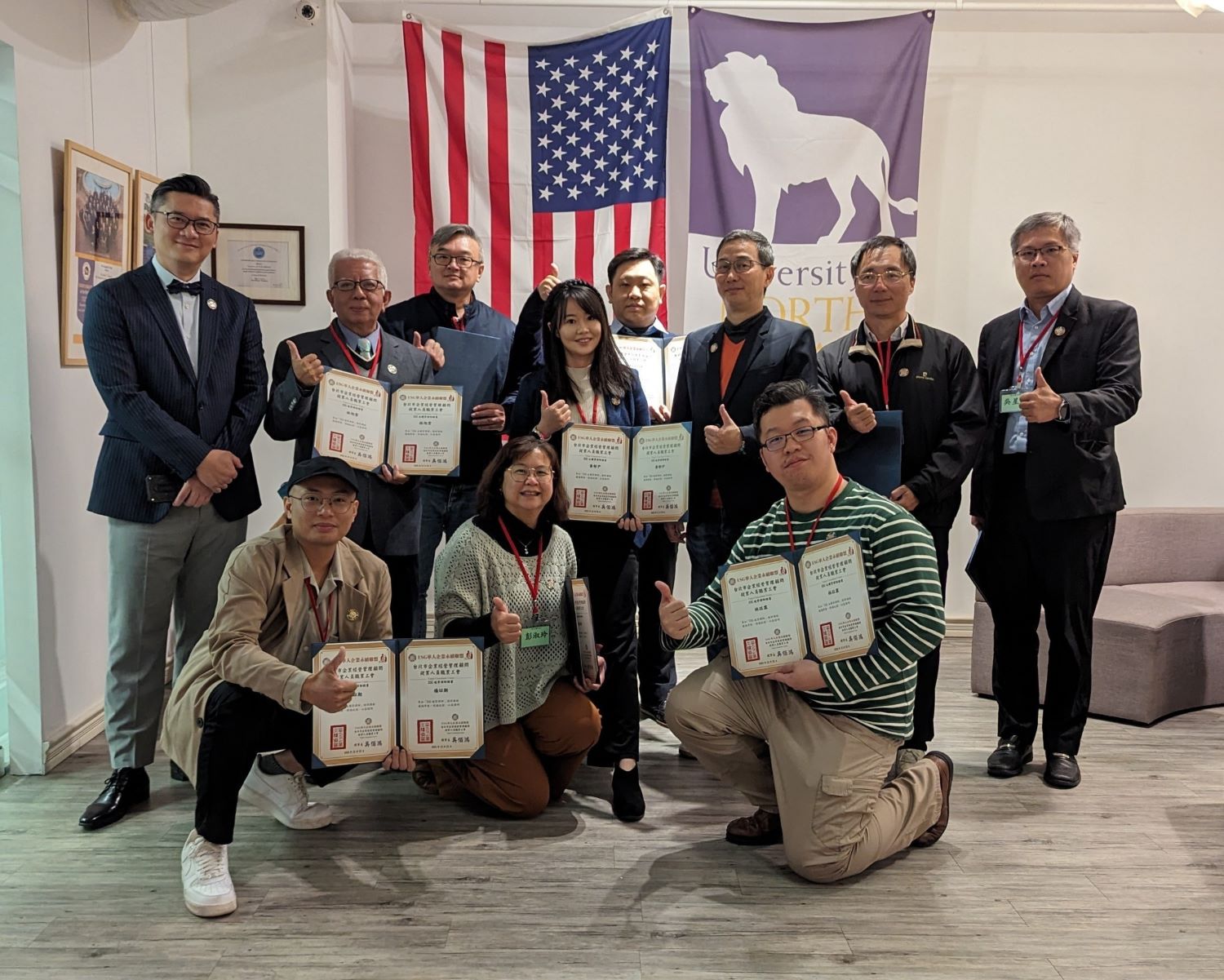 ▲ 小組學員與學習長楊達 (後排左一)，與秘書長邱宸凱 (後排右三)合影