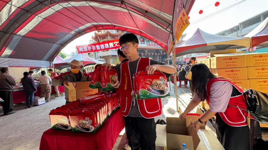 今年贊助了紅鷹牌海底雞健康禮盒650份及白米300包,望愛心活動能發揮拋磚引玉的效果