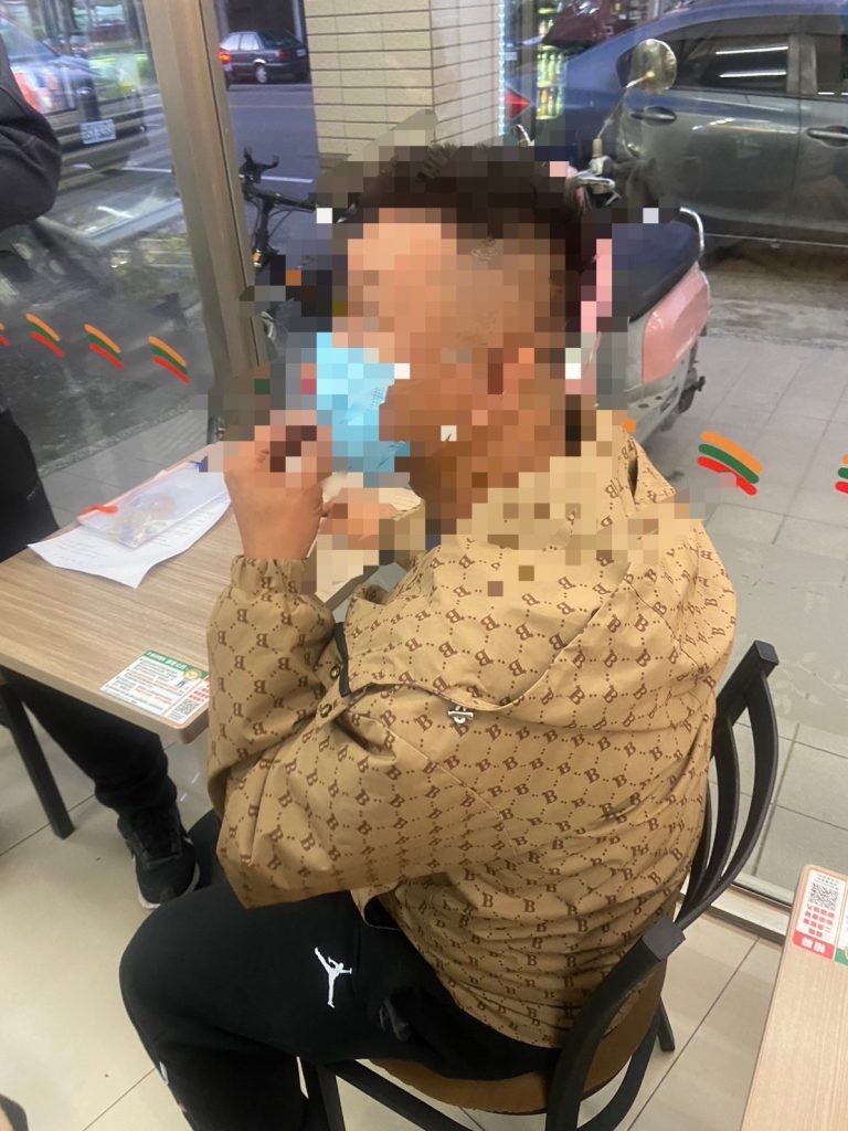 苗栗縣警察局頭份分局副分局長吳國偉表示：苗栗縣警察局頭份分局斗坪派出所接獲民眾報案稱遭詐騙，請求警方協助。