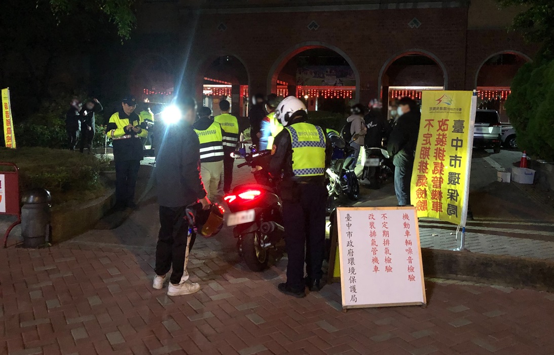 ▲圖說:中市警第三分局在今年的第一個「環、警、監聯合稽查」,開出15張罰單 (圖/台中市政府提供)