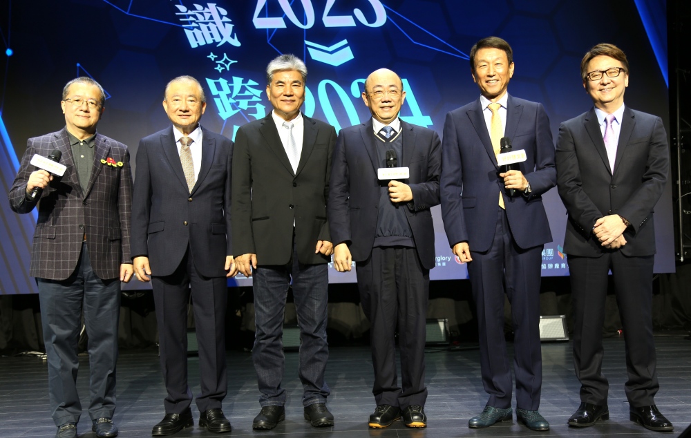 圖:「2023知識跨年2024」大師齊聚一堂歡度跨年，右起主持人李四端、前參謀總長李喜明、前立委郭正亮、前內政部長李鴻源、前經濟部長尹啟銘、好好聽文創董事長潘祖蔭。(圖/好好聽文創提供)