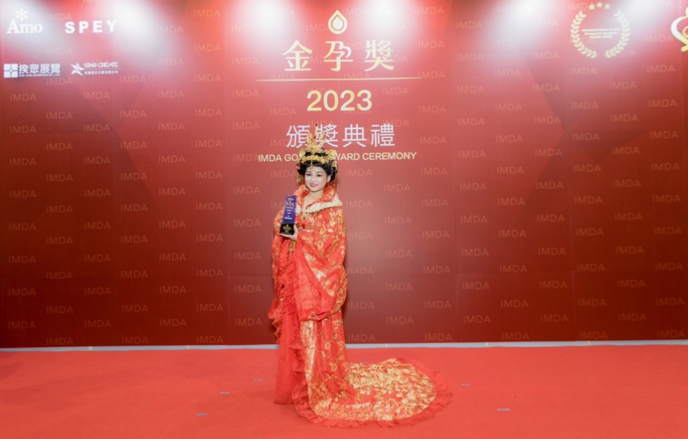 【鳳儀女王創辦人盛裝打扮為女王造型，首次參加金孕獎抱得殊榮，為哺乳媽媽帶來好產品，為寶寶帶去最珍貴的母愛（圖／鳳儀女王提供）】