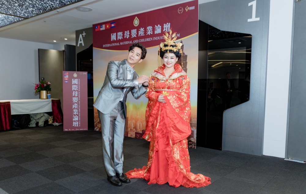 【位於台北世貿婦幼展12月22日金孕獎頒獎典禮，藝人陳子強在採訪鳳儀女王創辦人林芳如的過程中，大喊女王駕到！（圖／鳳儀女王提供）】