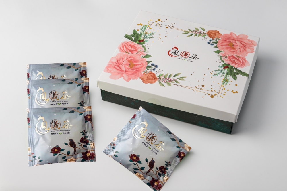 【鳳儀茶包裝，使用作為花中之王的牡丹為設計，展現出鳳儀女王的風範（圖／鳳儀女王提供）】