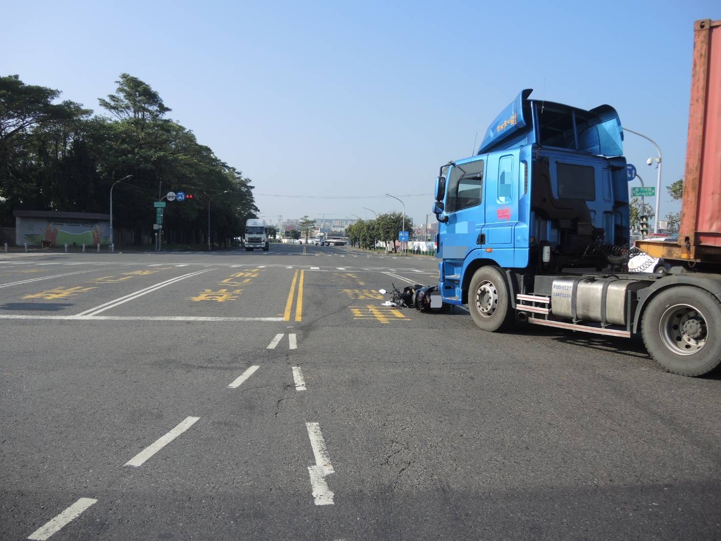 機車左迴轉與貨櫃車相撞│ 前鎮警提醒用路人注意安全〈圖／記者蔡宗武翻攝〉