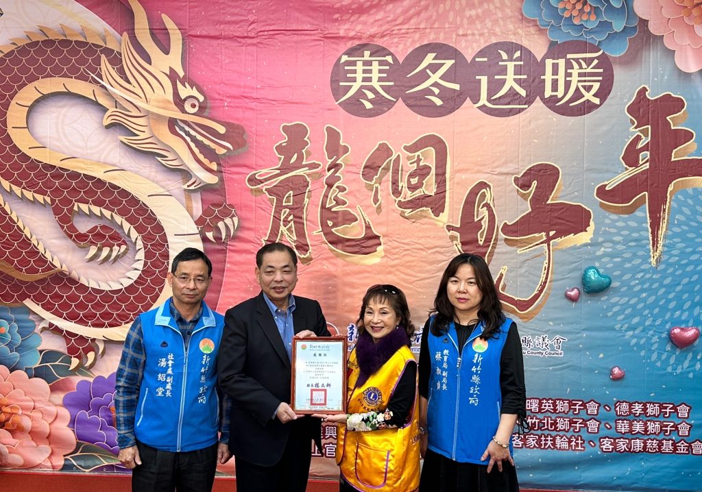 親親獅子會陳月娥會長(右二)發起寒冬送暖活動。(記者林照東攝)