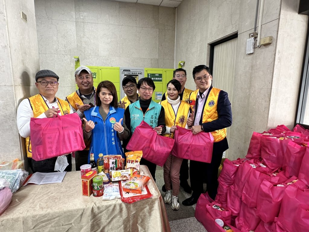 德孝獅子會會長鄭禾翊(右一)台北市創新創業協會理事長呂瑞凰(右三)一同捐贈愛心物資。(記者林照東攝)