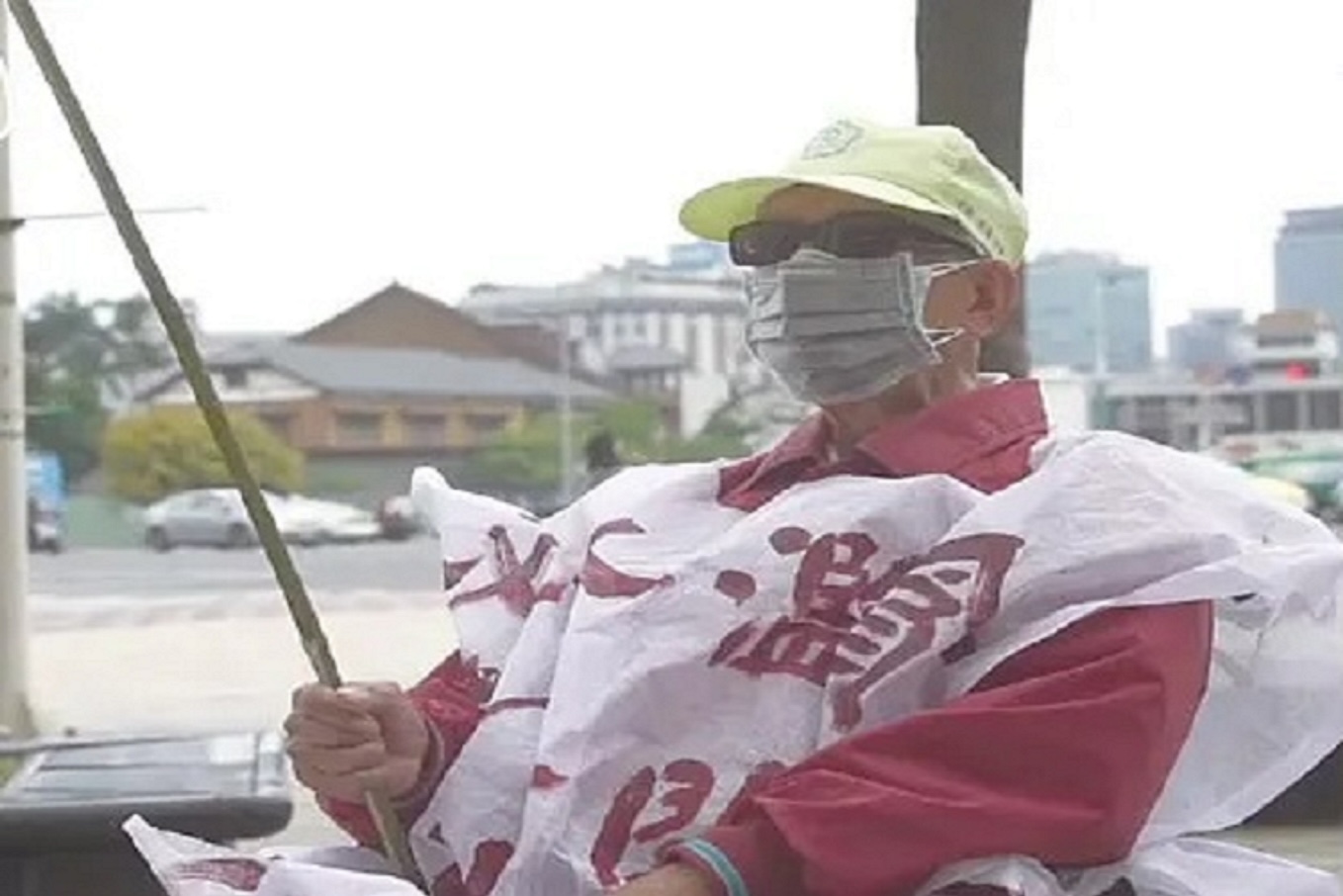▲培潮2020年去世前,仍堅持在街頭為賦稅人權陳情發聲。(記者晨曦翻攝)